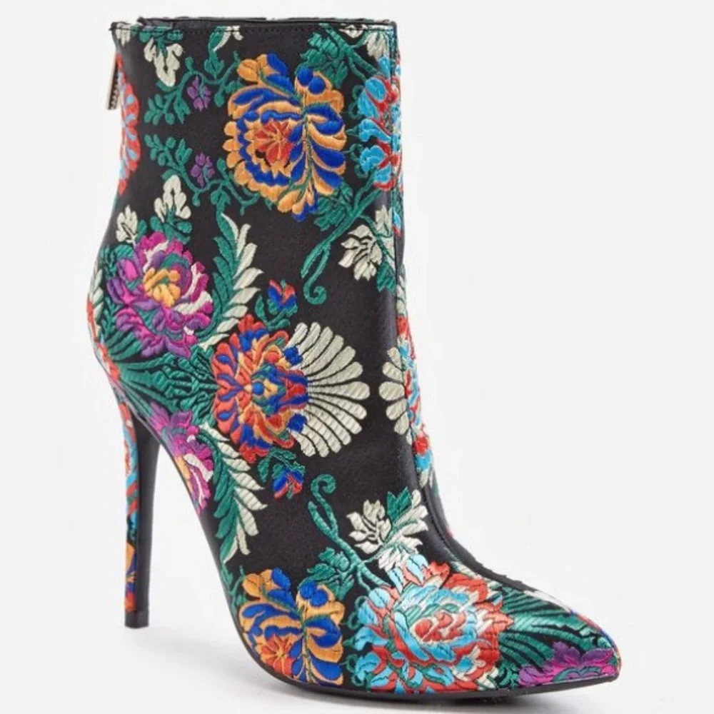 “Madelina” Justfab Black Flower 4” Heel Booties! 💥 - Picture 11 of 11